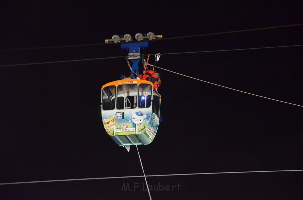 Einsatz BF Hoehenretter Koelner Seilbahn Hoehe Zoobruecke P2526.JPG